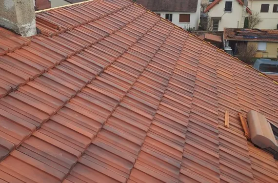 Toiture en ardoise 1 Toiture en tuiles terre cuite posées à Versailles – chantier de couvreur Yvelines