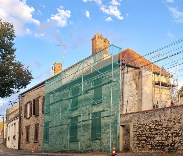 Pro Couverture IDF, entreprise de couverture à Versailles (Yvelines, Île-de-France), réalise tous vos travaux de toiture : rénovation, isolation, pose de tuiles, étanchéité et zinguerie. Faites appel à nos couvreurs professionnels pour une toiture durable et esthétique.