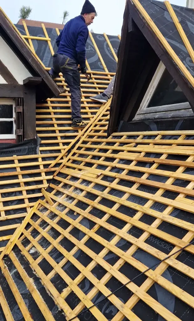 Travaux de toiture – Pose du lattage en bois
