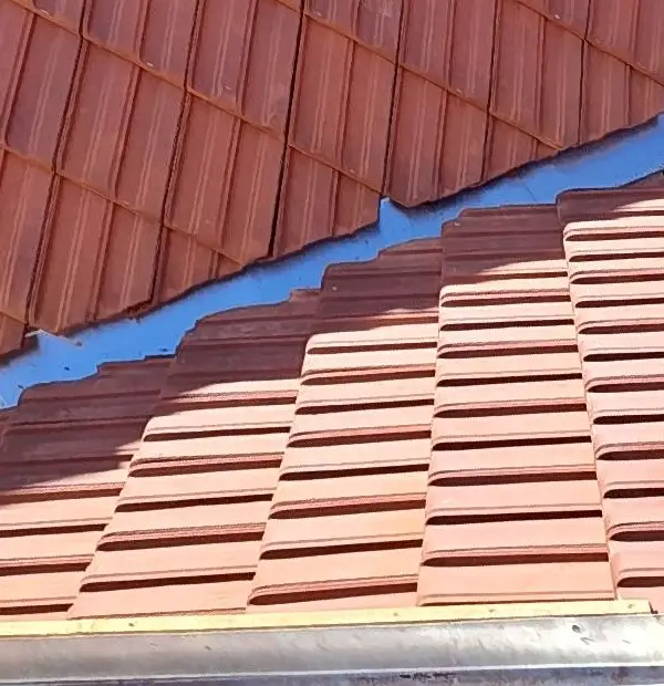 Urgence fuite toiture 1 Réparation de toiture en tuiles à Versailles – travail d’étanchéité autour d’une noue effectué par un couvreur professionnel dans les Yvelines (78).