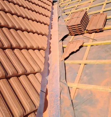 Urgence fuite toiture 2 Réfection partielle d’une toiture en tuiles à Versailles – pose de tuiles neuves et renforcement de l’étanchéité par un couvreur dans les Yvelines.