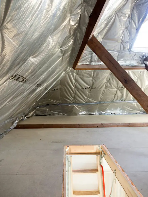 Aménagement de combles 1 Isolation et aménagement de combles aménageables avec pare-vapeur aluminium réalisée par couvreur à Versailles dans les Yvelines.