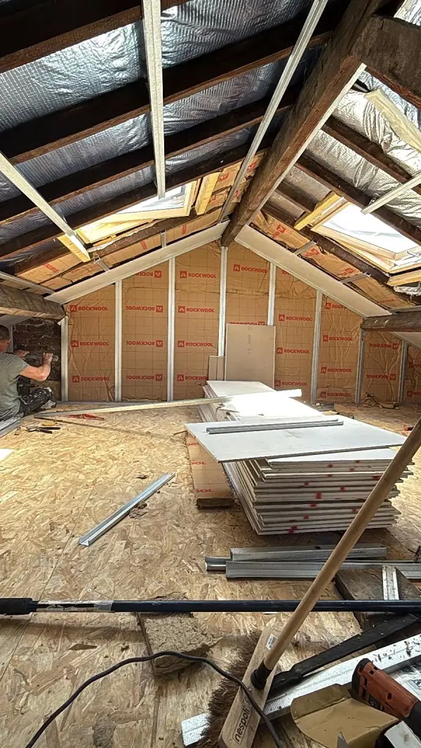 Aménagement de combles 2 Aménagement de combles avec isolation en laine de roche à Versailles par une entreprise de couverture dans les Yvelines.