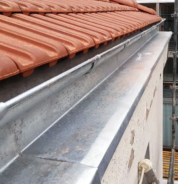 Pose et changement de gouttières 1 Gouttière et chéneau en aluminium sous tuiles mécaniques, pose soignée en rénovation de toiture à Versailles, Yvelines, Île‑de‑France
