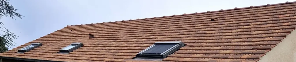 Toiture en tuiles avec pose de fenêtres de toit Velux par couvreur à Versailles dans les Yvelines.