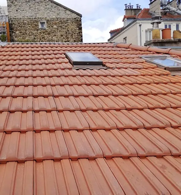 Pose et changement de velux 1 Toiture en tuiles rénovée avec installation de fenêtres de toit Velux à Versailles dans les Yvelines.
