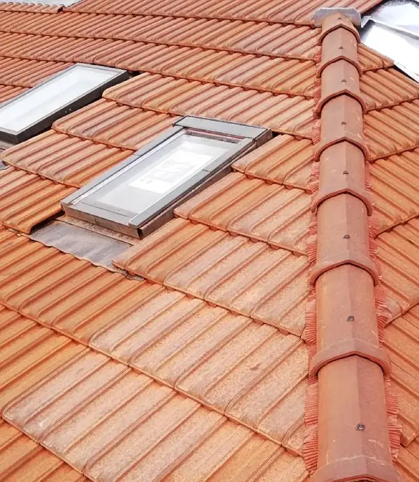 Pose et changement de velux 2 Toiture en tuiles rénovée avec installation de fenêtres de toit Velux à Versailles dans les Yvelines.