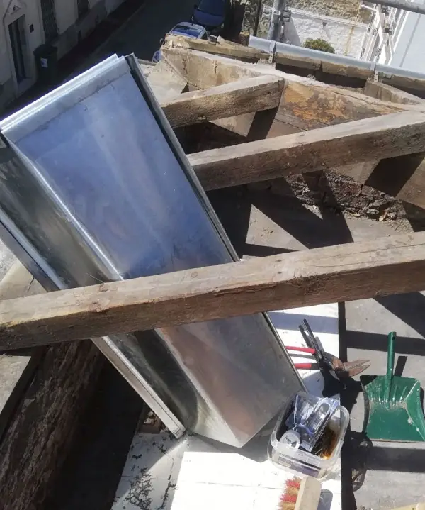 Zinguerie 1 Chantier de zinguerie : chéneau en zinc prêt à poser sur charpente apparente, outils de couvreur à Versailles (Yvelines).