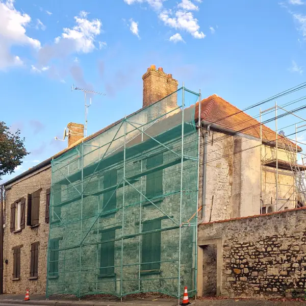 rtisan couvreur réalisant la rénovation d'une toiture en tuiles à Versailles, Yvelines (78), Ile-de France par Pro Couverture IDF