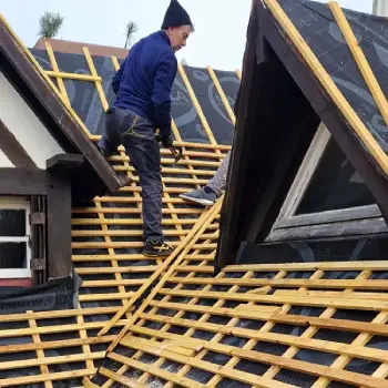 Couvreur installant un lattage en bois sur la charpente d'une toiture à Versailles dans les Yvelines (78) et en Ile-de-France