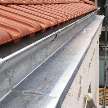 Pose et changement de gouttières 2 Gouttière et chéneau en aluminium sous tuiles mécaniques, pose soignée en rénovation de toiture à Versailles, Yvelines, Île‑de‑France