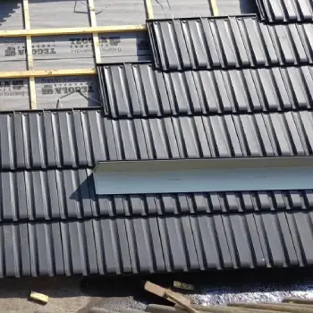 Toiture en ardoise 2 Pose d'ardoises naturelles sur toiture en cours de réfection – couvreur Pro Couverture IDF, Versailles (78)