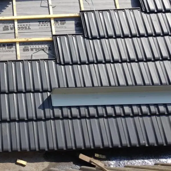 Toiture en ardoise 1 Pose d'ardoises naturelles sur toiture en cours de réfection – couvreur Pro Couverture IDF, Versailles (78)